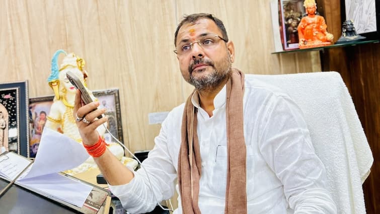 Banda BJP MLA Prakash Dwivedi got angry on SDM Said If you misbehave I will fix it ANN 'मनमानी करोगे तो आकर ठीक कर देंगे', बुलडोजर से मकान गिराया तो SDM पर भड़के बीजेपी विधायक