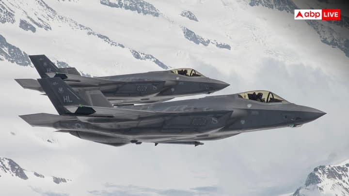 जब यह F-35B लाइटनिंग II लड़ाकू विमान वर्टिकल लैंडिंग करता है, तब रियर नॉजल नीचे की दिशा में मुड़ जाता है और लिफ्ट फैन ऊपर की तरफ ज्यादा थ्रस्ट जेनरेट करता है. इससे लड़ाकू विमान हवा में स्थिर होकर सीधा नीचे उतर सकता है. यही तकनीक इस फाइटर जेट को एयरक्राफ्ट कैरियर्स, रिमोट इलाकों या यहां तक शहरी के किसी खुले इलाके में भी उड़ान भरने और लैंडिंग करने की क्षमता देते हैं. ऐसी स्थितयों में भी F-35B लाइटनिंग II को लैंडिंग करने के लिए किसी रनवे की जरूरत नहीं है.