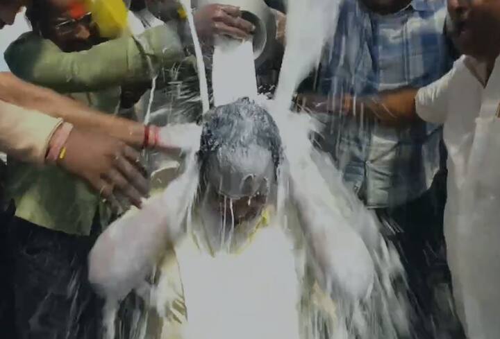 पंढरपुरातील संभाजी ब्रिगेडचे कार्यकर्ते आणि पुरोगामी संघटनांच्या कार्यकर्त्यांकडून प्रवीण गायकवाड यांना दुग्धाभिषेक घालण्यात आला.