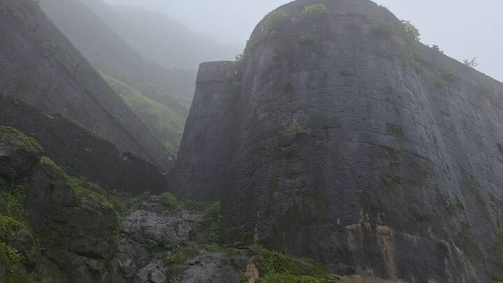 ह्यातील 2 दरवाजे पेशव्यांच्या काळात बांधलेले आहेत, वरती तळ्याच्या काठावर नाना फडणवीस यांनी बांधलेल्या शिलालेख आहे. विंचूकाटा माचीमुळे हा किल्ला अत्यंत महत्त्वाचं पर्यटनस्थळ आहे.