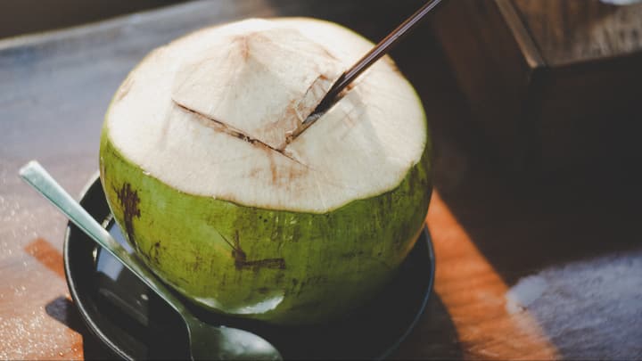 নারকেল জল ; নারিকেল জল ক্ষারধর্মী এবং শরীরের পিএইচ মাত্রা নিয়ন্ত্রণে সাহায্য করে। এটি শরীরের জল সরবরাহ করে এবং একই সাথে অ্যাসিড, ফোলাভাব এবং বদহজম কমায়। খালি পেটে বা খাবারের পরে এক গ্লাস পান করুন। এর শীতল প্রভাব গ্রীষ্মকালে বা যখন অ্যাসিড রিফ্লাক্স বাড়ে তখন বিশেষভাবে উপকারী। (ছবি- ক্যানভা)