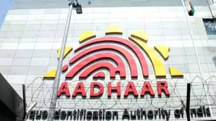 ઘણા લોકો નાગરિકતાના પુરાવા તરીકે આધાર કાર્ડ રજૂ કરી રહ્યા છે. પરંતુ તમને જણાવી દઈએ કે UIDAI એ સ્પષ્ટતા કરી છે કે આધાર કાર્ડ નાગરિકતાનું પ્રમાણપત્ર નથી. તેના બદલે તે ફક્ત ઓળખ અને સરનામાનો પુરાવો છે.