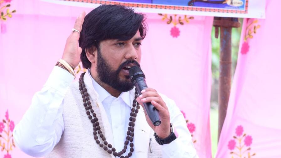 Chhattisgarh: विधायक गुरु खुशवंत पर हमला, कार के शीशे टूटे, बोले- 'रफ्तार तेज होती तो...' Miscreants pelted stones at BJP MLA Guru Khushwant car in Bemetara breaking its car's glass and injuring his hand slightly Chhattisgarh: विधायक गुरु खुशवंत पर हमला, कार के शीशे टूटे, बोले- 'रफ्तार तेज होती तो...'