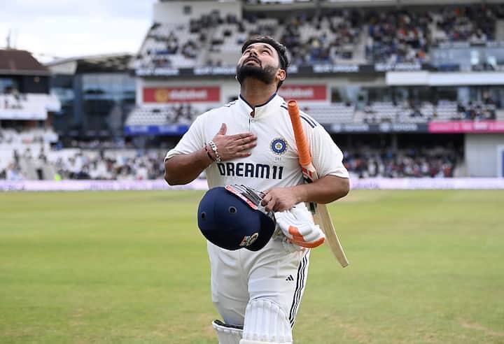 ટેસ્ટમાં ઇંગ્લેન્ડની ધરતી પર સૌથી વધુ છગ્ગા: પંતે આ 2 છગ્ગા ફટકારીને વેસ્ટ ઇન્ડીઝના વિસ્ફોટક બેટ્સમેન વિવિયન રિચાર્ડ્સનો રેકોર્ડ તોડ્યો છે. રિચાર્ડ્સ ઇંગ્લેન્ડમાં ટેસ્ટમાં 34 છગ્ગા ફટકારી ચૂક્યા હતા, જ્યારે હવે પંતના નામે 36 છગ્ગા થઈ ગયા છે, અને તે ઇંગ્લેન્ડમાં ટેસ્ટમાં સૌથી વધુ છગ્ગા ફટકારનાર ખેલાડી બની ગયો છે.