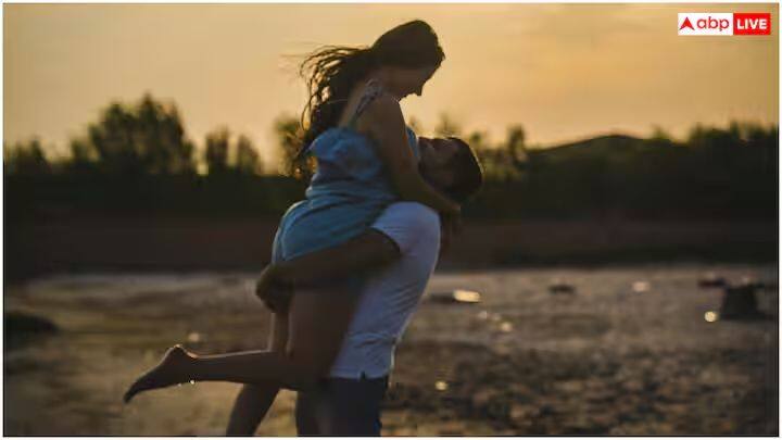 टेक्सासमध्ये प्रॅक्टिस करणारे डॉ. हुसम इस्सा यांच्या मते, शारीरिक संबंधादरम्यान एचआयव्हीचा प्रसार तेव्हा होतो जेव्हा एचआयव्ही संक्रमित व्यक्तीचे रक्त, शुक्राणू, योनीतून स्त्राव संक्रमित नसलेल्या व्यक्तीच्या रक्तप्रवाहात प्रवेश करतात.