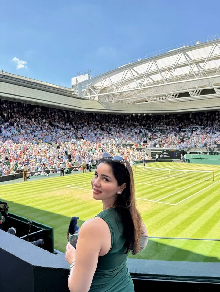 विंबल्डन में सारा तेंदुलकर ग्रीन कलर की ड्रेस में दिखाई दीं. इस आउटफिट में वे बेहद खूबसूरत दिख रही थीं.