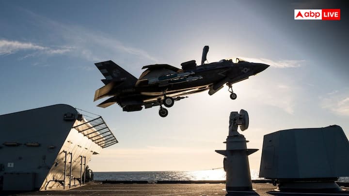 लॉकहीड मार्टिन का F-35B लाइटनिंग II भारत के ताकतवर सुखोई Su-30 MKI या राफेल से कहीं ज्यादा आधुनिक फाइटर जेट है. भारत के इन लड़ाकू विमानों को उतरने के लिए सैकड़ों मीटर लंबी रनवे की जरूरत होती है, लेकिन F-35B को टेक-ऑफ करने के लिए सिर्फ 150–200 फीट की जगह चाहिए और यह बिना किसी रनवे के सीधा लैंडिंग कर सकती है. इसकी फाइटर जेट की यही खास बात इसे एक गेम-चेंजर बनाती है.