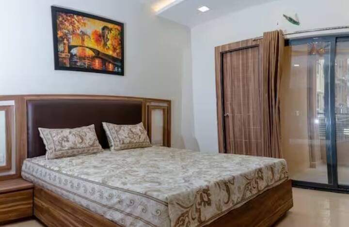 ਜੇਕਰ ਤੁਹਾਡਾ ਕਮਰਾ 181 ਤੋਂ 250 ਵਰਗ ਫੁੱਟ ਦਾ ਹੈ, ਤਾਂ ਉਸ ਕਮਰੇ ਲਈ 2 ਟਨ ਦਾ ਏਸੀ ਸਹੀ ਰਹੇਗਾ। ਇਸ ਨਾਲ ਕਮਰੇ ਵਿੱਚ ਸਹੀ ਕੂਲਿੰਗ ਹੋਵੇਗੀ ਅਤੇ ਏਸੀ 'ਤੇ ਜ਼ਿਆਦਾ ਦਬਾਅ ਨਹੀਂ ਪਵੇਗਾ। ਜੇਕਰ ਤੁਸੀਂ ਇਸ ਛੋਟੇ ਏਸੀ ਨੂੰ ਅਜਿਹੇ ਕਮਰੇ ਵਿੱਚ ਲਗਾਉਂਦੇ ਹੋ, ਤਾਂ ਕੋਈ ਕੂਲਿੰਗ ਨਹੀਂ ਹੋਵੇਗੀ।