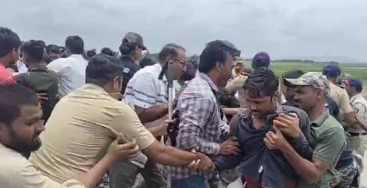 त्यांना तातडीने उपचारासाठी रुग्णालयात दाखल करण्यात आले आहे.