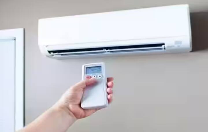 ਜੇਕਰ ਤੁਹਾਡਾ ਕਮਰਾ 250 ਵਰਗ ਫੁੱਟ ਤੋਂ ਵੱਡਾ ਹੈ, ਤਾਂ ਦੋਹਰਾ ਏਸੀ ਜਾਂ 2 ਟਨ ਤੋਂ ਵੱਧ ਸਮਰੱਥਾ ਵਾਲਾ ਏਸੀ ਵਧੀਆ ਹੋਵੇਗਾ। ਅਜਿਹੇ ਕਮਰੇ ਵਿੱਚ, ਇੱਕ ਛੋਟਾ ਏਸੀ ਸਹੀ ਕੂਲਿੰਗ ਨਹੀਂ ਦਿੰਦਾ। ਮਸ਼ੀਨ ਲਗਾਤਾਰ ਓਵਰਲੋਡ ਹੁੰਦੀ ਰਹਿੰਦੀ ਹੈ, ਜੋ ਇਸਦੀ ਕਾਰਗੁਜ਼ਾਰੀ ਨੂੰ ਵੀ ਪ੍ਰਭਾਵਿਤ ਕਰਦੀ ਹੈ।