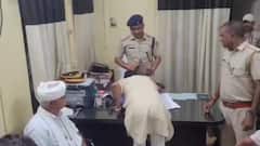 'थानेदार दलालों से घिरे...,' BJP विधायक कैलाश मीणा ने छुए डिप्टी SP के पैर, हाथ भी जोड़े