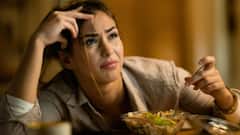 Sleep Disruptive Foods: āĻāĻĒāĻžāĻļ āĻāĻĒāĻžāĻļ āĻāϰā§āĻ āĻā§āĻā§ āϝāĻžā§ āϰāĻžāϤ, āĻāĻāĻā§āϤ⧠āĻā§āĻā§āĻ āϝāĻžā§ āĻā§āĻŽ? āĻāĻĄāĻŧāĻŋā§ā§ āĻāϞā§āύ āĻāĻ āϏāĻŦ āĻāĻžāĻŦāĻžāϰ...