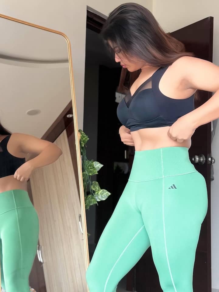 బిగ్ బాస్ ఇంటిలోకి వెళ్లడానికి ముందు ఇనయా సుల్తానా చాలా పాపులర్. ఒక పార్టీలో రాంగోపాల్ వర్మ ఆమెను ముద్దు పెట్టుకోవడం, ఆ వీడియో వైరల్ కావడం తెలిసిన విషయాలే. (Image Courtesy: inayasulthanaofficial / Instagram)