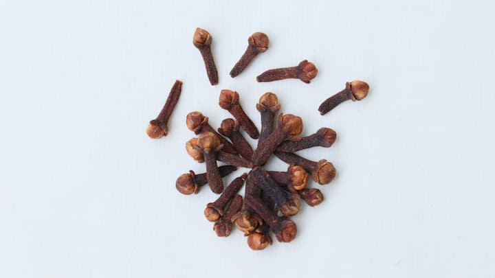 লবঙ্গ : লবঙ্গ লালা উৎপাদনকে উদ্দীপিত করতে সাহায্য করে এটি পেটের অ্যাসিডকে নিউট্রাল করে এবং অ্যাসিডের লক্ষণগুলি হ্রাস করে এর কার্মিনেটিভ বৈশিষ্ট্য রয়েছে। যা এটিকে হজম সংক্রান্ত রোগের জন্য কার্যকর করে তোলে। খাবারের পরে কেবল একটি লবঙ্গ চিবিয়ে খান বা অ্যাসিড রিফ্লাক্স নিয়ন্ত্রণে রাখতে চায়ের মতো চুমুক দিতে গরম জলে ভিজিয়ে রাখুন। (ছবি -ক্যানভা)