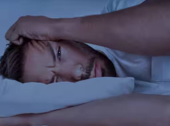 ਨੀਂਦ ਦੀ ਮਾੜੀ ਗੁਣਵੱਤਾ: ਨੀਂਦ ਦੀ ਗੁਣਵੱਤਾ ਨੀਂਦ ਪੂਰਾ ਕਰਨ ਨਾਲੋਂ ਜ਼ਿਆਦਾ ਜ਼ਰੂਰੀ ਹੈ। ਜੇਕਰ ਤੁਸੀਂ ਰਾਤ ਨੂੰ ਵਾਰ-ਵਾਰ ਜਾਗਦੇ ਹੋ, ਡੂੰਘੀ ਨੀਂਦ ਨਹੀਂ ਲੈਂਦੇ ਜਾਂ ਬਿਸਤਰੇ ਵਿੱਚ ਪਾਸੇ ਪਰਤਦੇ ਰਹਿੰਦੇ ਹੋ, ਤਾਂ ਸੌਣ ਦਾ ਕੋਈ ਫਾਇਦਾ ਨਹੀਂ ਹੈ।