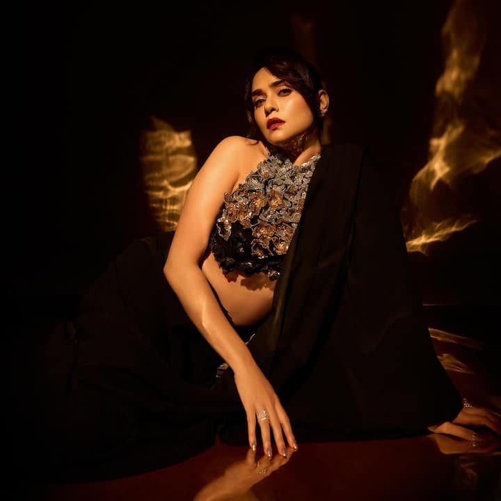 या लुकमध्ये अमृता खानविलकर एकदम ग्लॅमरस आणि रॉयल दिसते आहे.