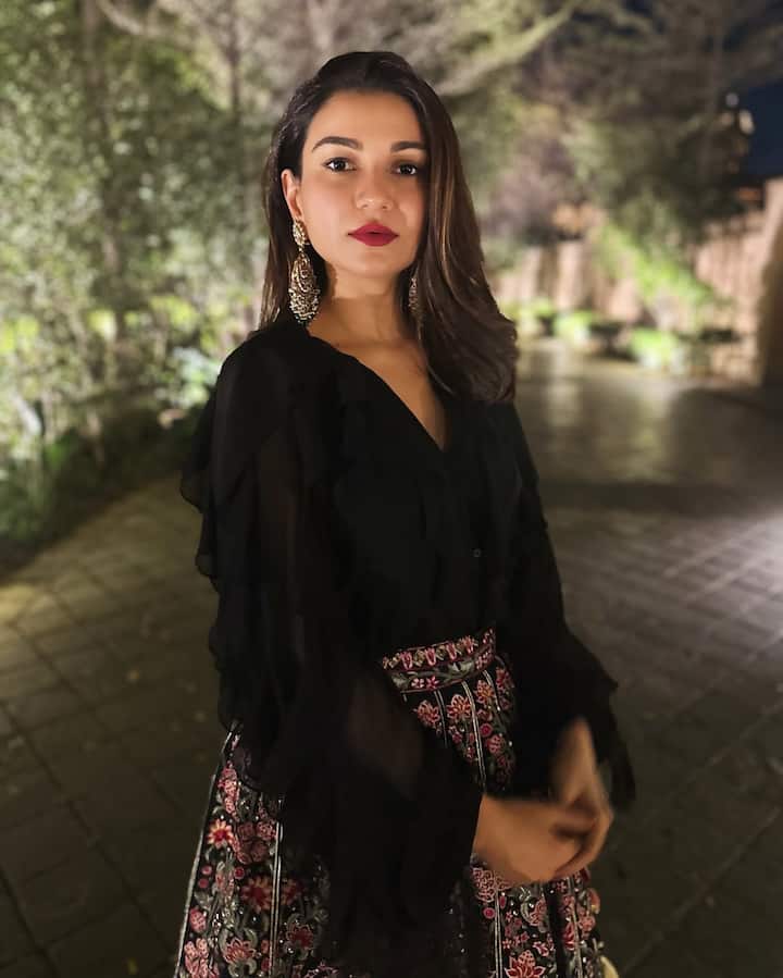 Sanam is not an actress, but she is also a celebrity stylish and costume designer.