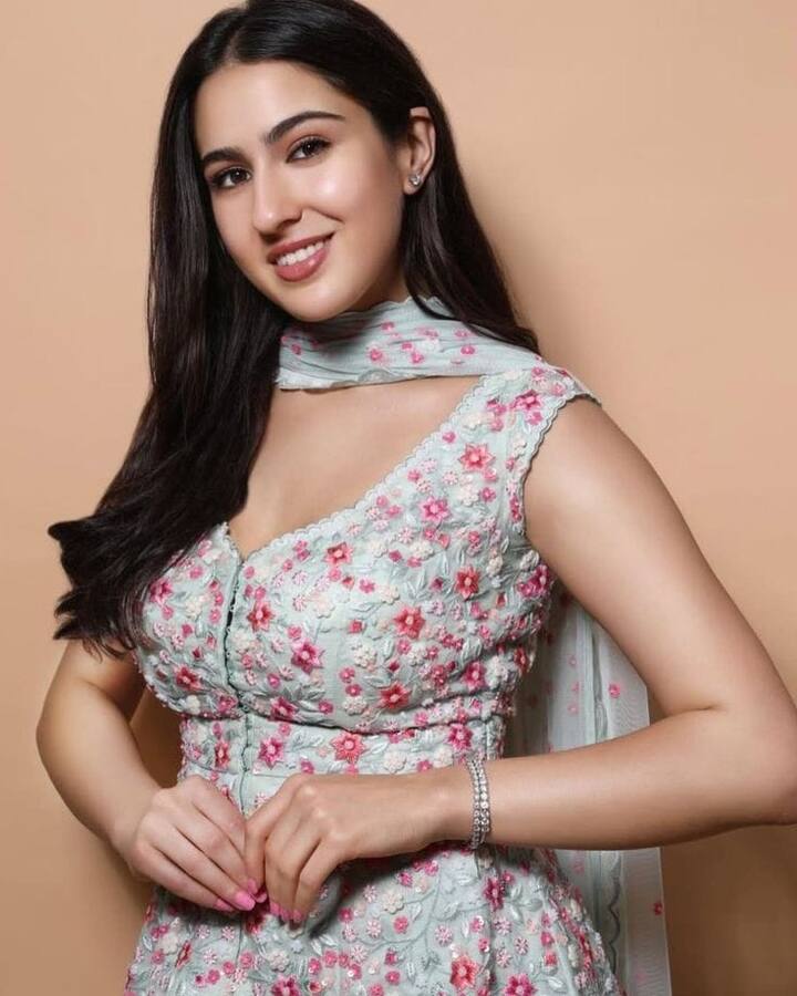 सारा अली खान भी इस लिस्ट में शामिल हैं. अक्सर एक्ट्रेस शिव मंदिर में दर्शन करते हुए अपनी तस्वीरें शेयर करती हैं. इसके लिए उन्हें काफी ट्रोल भी किया गया है. लेकिन वो अपनी भक्ति और आस्था में अडिग हैं.