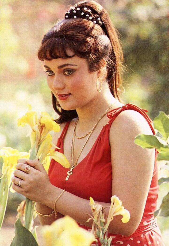 Tales of Affairs of Mandakini and Dawood Ibrahim were also very famous. Many reports claim that Dawood also threatened filmmakers to cast Mandakini in films. However, the actress later married Dr. Kagur T. Rinpoche Thakur.