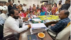 महिला कर्मचाऱ्याकडे शरीरसुखाची मागणी करणारा अधिकारी निलंबित, नितीन देशमुखांचे आंदोलन मागे