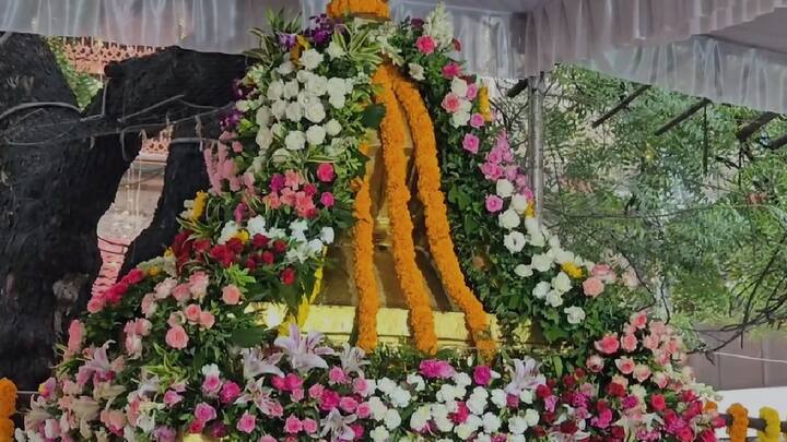 शिर्डी साई संस्थानकडे विविध माध्यमातून एकूण 6 कोटी 31 लाख 31 हजार 362 रुपयांची देणगी जमा झाली आहे. त्यामुळे, भाविकांनी गुरुपौर्णिमेनिमित्त भरभरुन गुरुदक्षिणा दिली आहे.