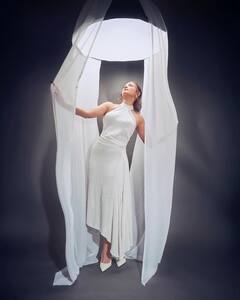 Surveen Chawla: વ્હાઈટ બોડીકોનમાં સુરવીન ચાવલાએ આપ્યા કાતિલ પોઝ, જુઓ તસવીરો