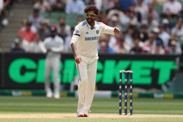 जडेजा फर्स्ट क्लास क्रिकेट में शानदार बल्लेबाजी किया करते थे. जडेजा ने फर्स्ट क्लास क्रिकेट में 7000 से ज्यादा रन बनाए हैं. उनका बेस्ट स्कोर 331 रन है. साथ ही वो गेंदबाजी भी करते थे.
