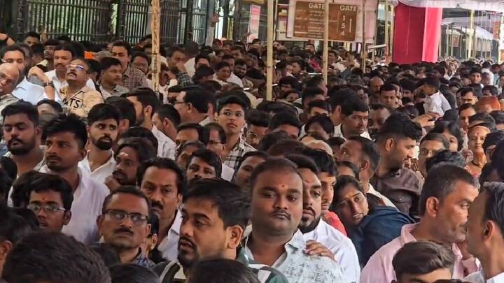 दक्षिणा पेटी, देणगी काऊंटर, सशुल्क पास, डेबिट-क्रेटीट कार्ड, ऑनलाईन देणगी, मनी ऑर्डरच्या माध्यमातून हे दान साई चरणी जमा करण्यात आलं आहे.