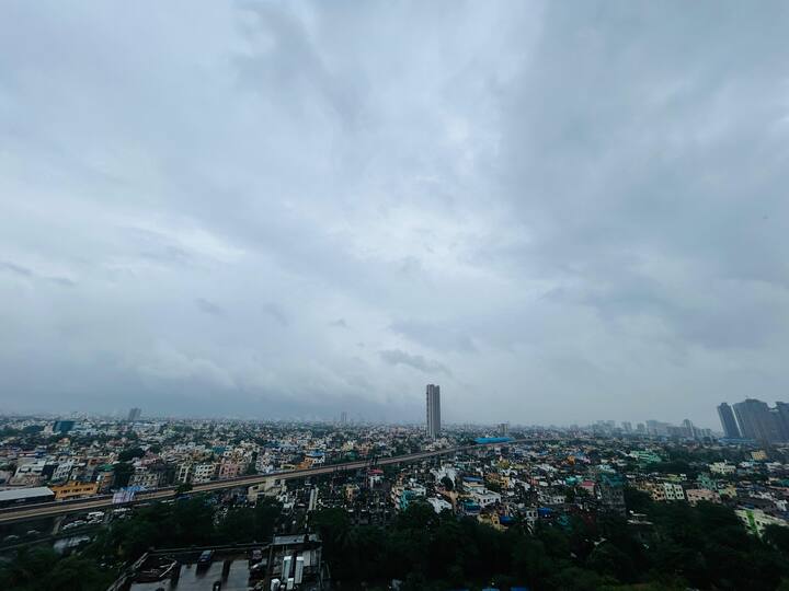 উত্তর বঙ্গোপসাগরের নিম্নচাপের অবস্থান ওড়িশা পশ্চিমবঙ্গ এবং বাংলাদেশের উপকূল। মধ্যপ্রদেশের নিম্নচাপের উপর দিয়ে বঙ্গোপসাগরের নিম্নচাপ পর্যন্ত বিস্তৃত মৌসুমী অক্ষরেখা। এর প্রভাবে ভারী বৃষ্টি থেকে অতি ভারী বৃষ্টি। উপকূল ও সংলগ্ন জেলায় একনাগাড়ে বৃষ্টির সম্ভাবনা।