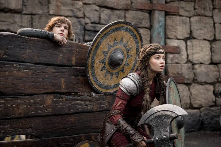 हिचअप का रोल इस बार मेसन थेम्स ने निभाया है, जिन्होंने अपने मासूम लेकिन बहादुर किरदार से सभी को इंस्पायर किया है.