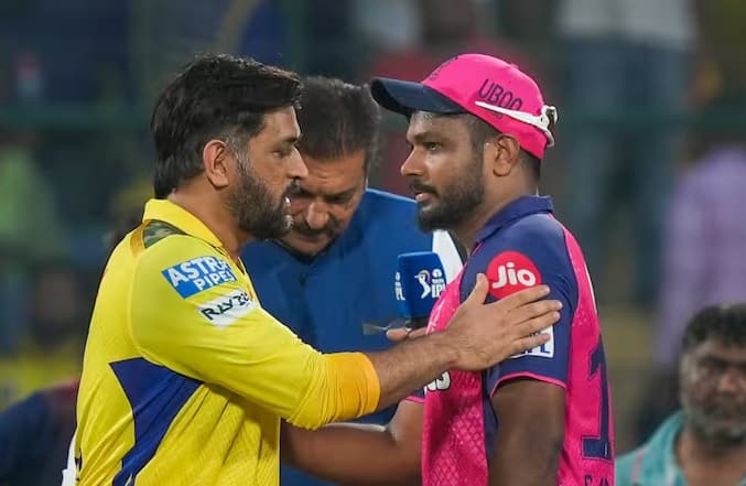 आईपीएल में, कोई भी खिलाड़ी एक सीज़न के खत्म होने के बाद और अगले सीज़न की शुरुआत से पहले टीम बदल सकता है। यह ट्रेड के ज़रिए होता है, जहाँ एक टीम या तो पूरी रकम के बदले में किसी दूसरे खिलाड़ी को टीम में शामिल करती है या फिर अपने कुछ खिलाड़ी उस टीम को दे देती है।