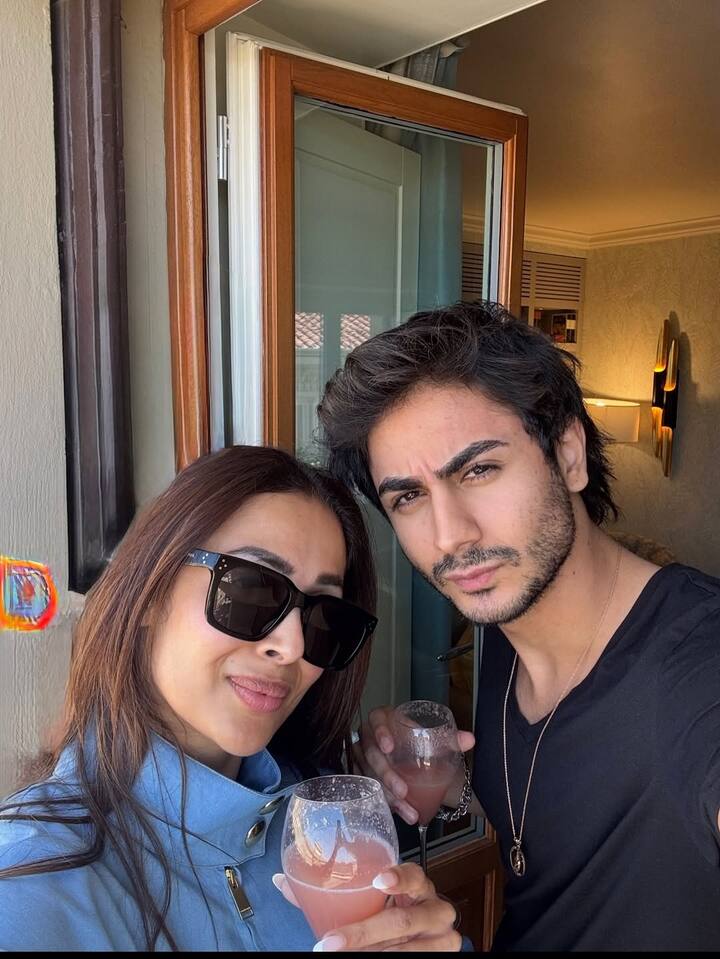 इस फोटो में सेल्फी लेते हुए मां-बेटे की ये जोड़ी कमाल लग रही है. दोनों की बॉन्डिंग फैंस का दिल जीत रही है.