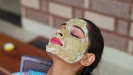 घरेलू फेस पैक का करें इस्तेमाल: मुल्तानी मिट्टी, चंदन और खीरे का फेस पैक गर्मियों में चिपचिपी स्किन के लिए वरदान है. ये स्किन से अतिरिक्त तेल सोख लेते हैं और ठंडक देते हैं.