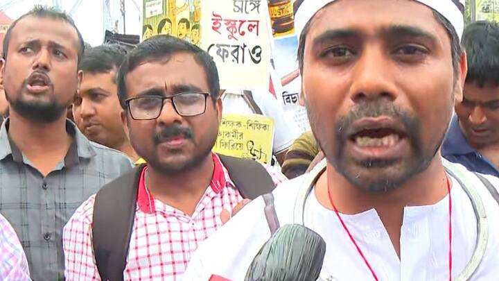 চাকরিহারা শিক্ষাকর্মী বলেন, আমাদের একটা কথা। মাননীয় মুখ্যমন্ত্রী ছাড়া আমরা আর কারোর সঙ্গেই সাক্ষাৎ করব না। কারণ এর আগে যতজন পদাধিকারী ব্যক্তি আমাদেরকে এই উত্তরগুলো দিয়েছেন, তাঁরা প্রত্যেকে ব্যর্থ হয়েছেন।