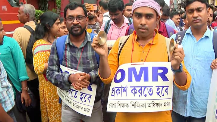 বড়বড় গার্ডরেল নিয়ে আসা হয়েছে। এবং তার মাধ্যমে রাস্তাগুলিকে বন্ধ করে কার্যত কড়া নিরাপত্তা গড়ে তোলা হয়েছে।