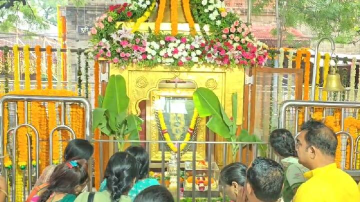 दागिन्यांचा विचार केल्यास 57 लाख 87 हजार 925 रुपये किमतीचे तब्बल 668 ग्रॅम सोने जमा झाले आहे. तर, 5 लाख 85 हजार 879 रुपये किमतीची 800 ग्रॅम चांदी दान स्वरुपात मंदिर संस्थानकडे प्राप्त झाली आहे.