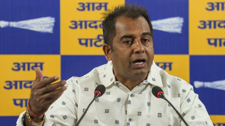 AAP MLA Anil Jha Attack On Rekha Gupta BJP Govt over latest Version Mobile For Delhi CM And Ministers महंगे फोन खरीदने के आदेश पर AAP विधायक अनिल झा का BJP पर निशाना, '27 साल की भूख मिटाने आए हैं'