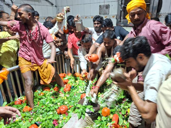 ऐसी मान्यता है कि सावन महीने में भगवान भोलेनाथ की पूजा करने से सुख समृद्धि मिलती है. मंदिर में काफी संख्या में महिला है और युवतियां पूजा करते देखी गईं. महिलाओं ने कहा कि भगवान भोलेनाथ की कृपा हमेशा बनी रहे इसलिए यहां पूजा करने आते हैं.