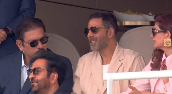 Akshay was wearing a white T-shirt and pink color blazer. Akshay also wore black glasses with this look. At the same time, Twinkle was wearing a pink pantsuit. She looked quite beautiful.