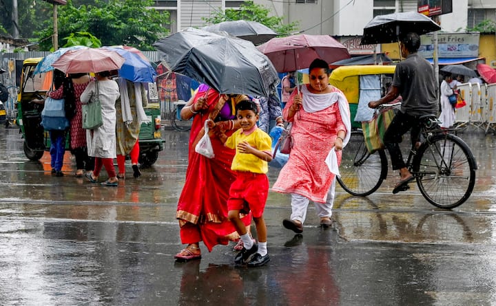 উত্তর বঙ্গোপসাগরের ঘূর্ণাবর্ত নিম্নচাপে পরিণত হয়েছে। এই নিম্নচাপের অবস্থান উত্তর বঙ্গোপসাগর এবং সংলগ্ন উত্তর ওড়িশা পশ্চিমবঙ্গ এবং বাংলাদেশ উপকূল। দক্ষিণ দিকে ঝুঁকে রয়েছে এবং শক্তিশালী হওয়ার সম্ভাবনা।