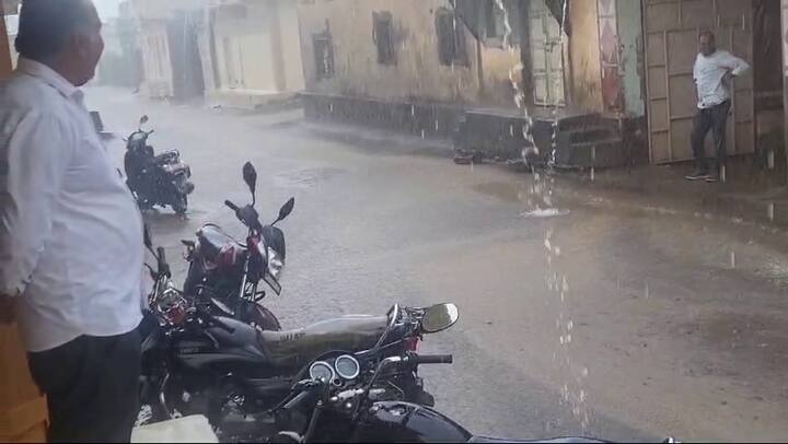 Tomorrow Rain Alert: ખાસ કરીને આવતીકાલે, 15 જુલાઈના રોજ, સાબરકાંઠા, અરવલ્લી અને મહિસાગર જિલ્લાઓમાં છૂટાછવાયા સ્થળોએ ભારે વરસાદને લઈને યલો એલર્ટ જાહેર કરવામાં આવ્યું છે.