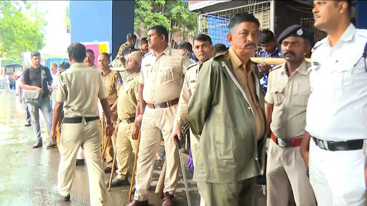 সম্প্রতি কুণাল ঘোষ বলেছিলেন, রাজ্য সরকার তো ওদের জন্য অনেকেই যাতে সুযোগ সুবিধা পায় নানারকম চেষ্টা করেছিল। কিন্তু ওরা বিপরীত শিবিরের সঙ্গে হাত মিলিয়ে নিজেরাই ঘেঁটে ফেলছে। অভিযানের অধিকার সকলেরই আছে, ওরাও করছে।