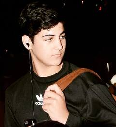 इस बच्चे के नाना–नानी हैं लीजेंड्स, पापा की कई फिल्में थी फ्लॉप लेकिन फिर भी रहे दर्शकों के फेवरेट, पहचाना क्या?