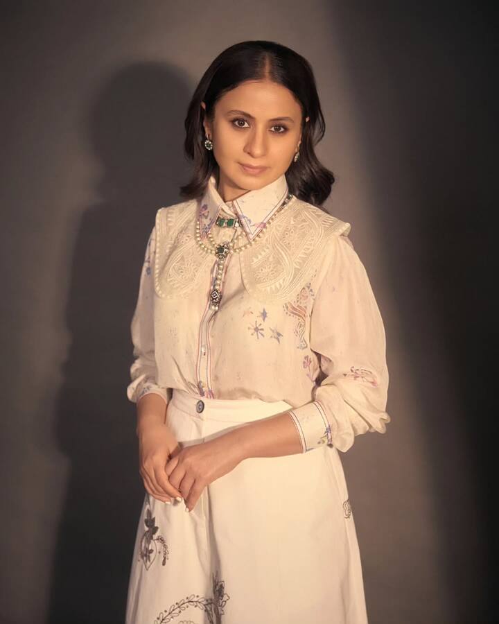 रसिका दुग्गल आज किसी इंट्रो की मोहताज नहीं हैं. मिर्जापुर जैसी हिट वेब सीरीज में उन्होंने अपनी दमदार अदाकारी का प्रदर्शन किया है.