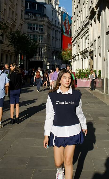 दोनों को लंदन में वेकेशन मनाते हुए देखा जा सकता है. फैंस ने फोटोज के बैकग्राउंड में सेम लोकेशन कैप्चर की है.