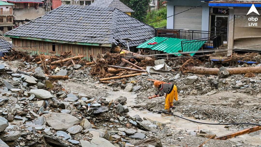 Himachal Pradesh flashflood left 11-month-old baby Orphaned community turning into a family Himachal Pradesh News: হড়পা বান ভাসিয়ে নিয়ে গেছে বাবা-মা-ঠাকুমাকে, ১১ মাসের 'অনাথ' শিশুর পাশে দাঁড়াল গোটা গ্রাম; দায়িত্ব নিলেন আত্মীয়রা