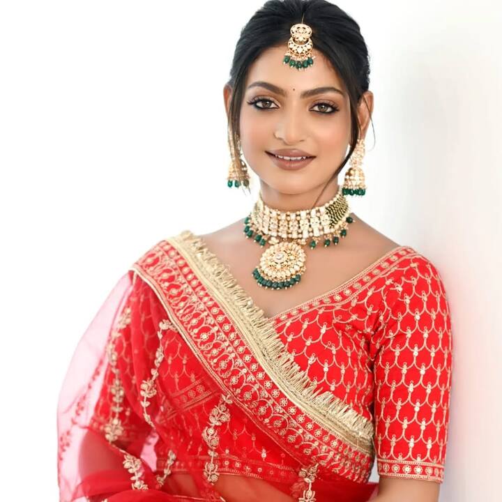 Prior to this, Monalisa has also appeared in a music video. His first music video 'Saadgi' was well liked by the audience.