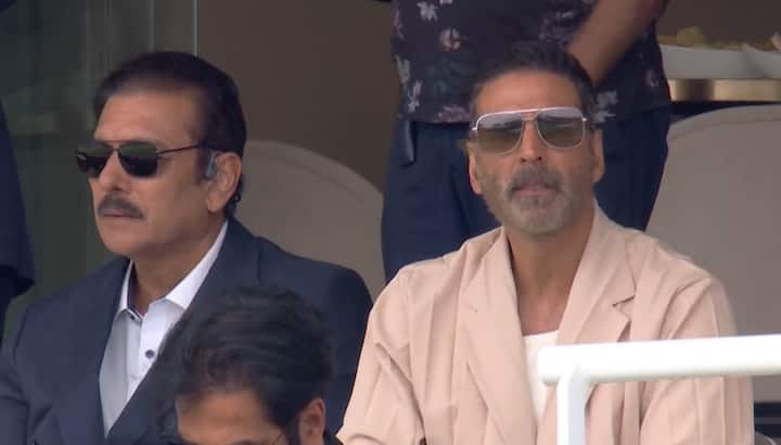 Akshay and were sitting with former Indian coach Ravi Shastri at Twinkle Stand. Whose photo is going viral on social media. All three are enjoying the exciting match between India and England.