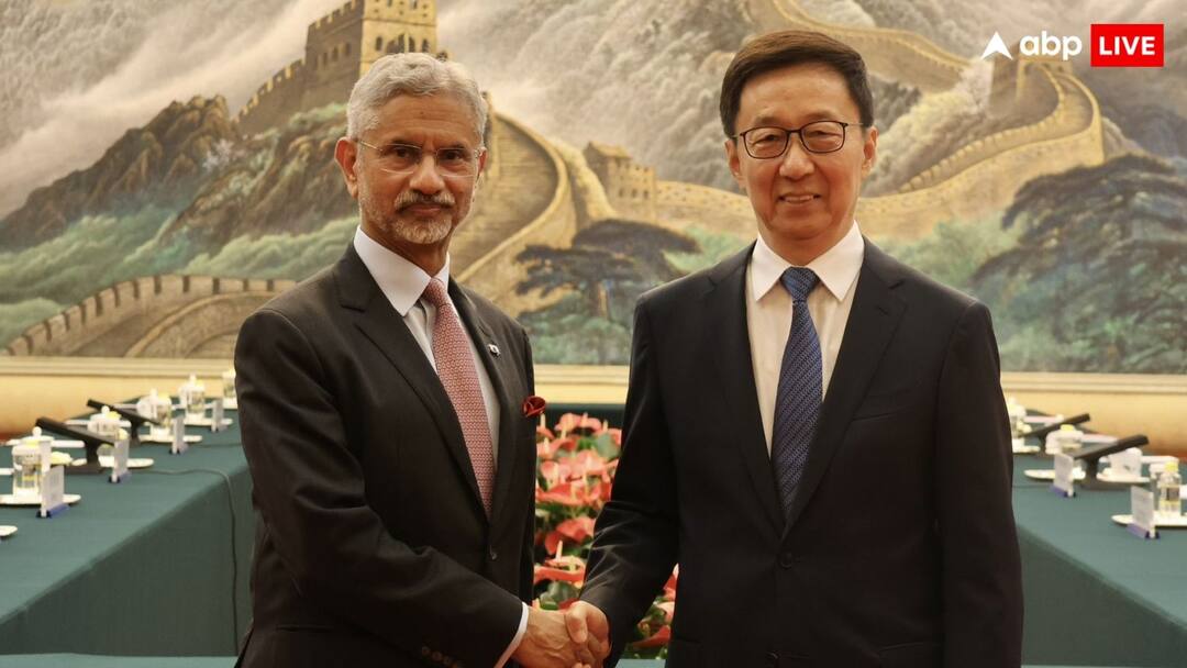 EAM Jaishankar meets China Vice President Han Zheng points to improvement in bilateral ties India China भारत ने पाकिस्तान के 'बेस्ट फ्रेंड' से मिलाया हाथ! सुबह-सुबह दिया ऐसा मैसेज शहबाज शरीफ के सीने पर लोटने लगेंगे सांप