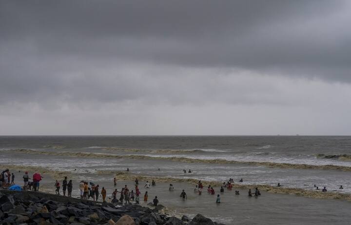 নিম্নচাপ তৈরি হচ্ছে। সমুদ্র উত্তাল থাকবে। এই কারণে আগামী ২৪ঘন্টায় বাংলা ও ওড়িশার মৎস্যজীবীদের সমুদ্রে যেতে নিষেধ করা হয়েছে। বাংলা ও ওড়িশার মৎস্যজীবীদের গভীর সমুদ্রে যেতে নিষেধ করা হয়েছে।